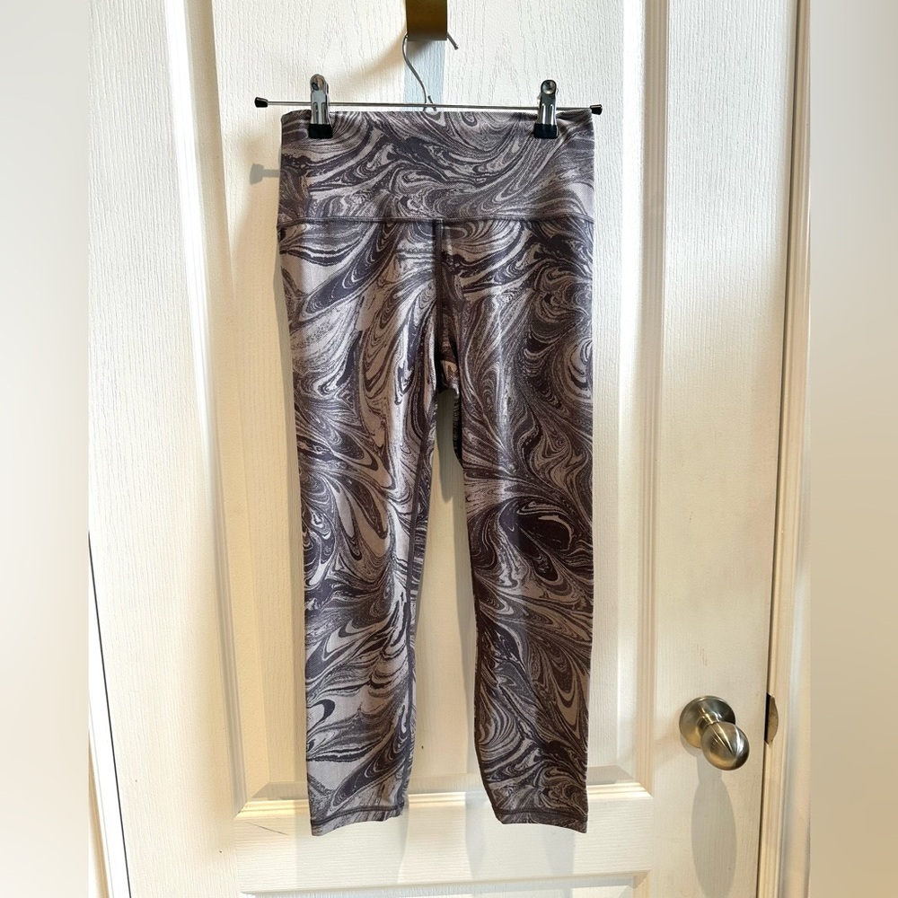 ATHLETA Transcend 7/8 Tight Swirl Pattern Leggings - Picture 4 of 8